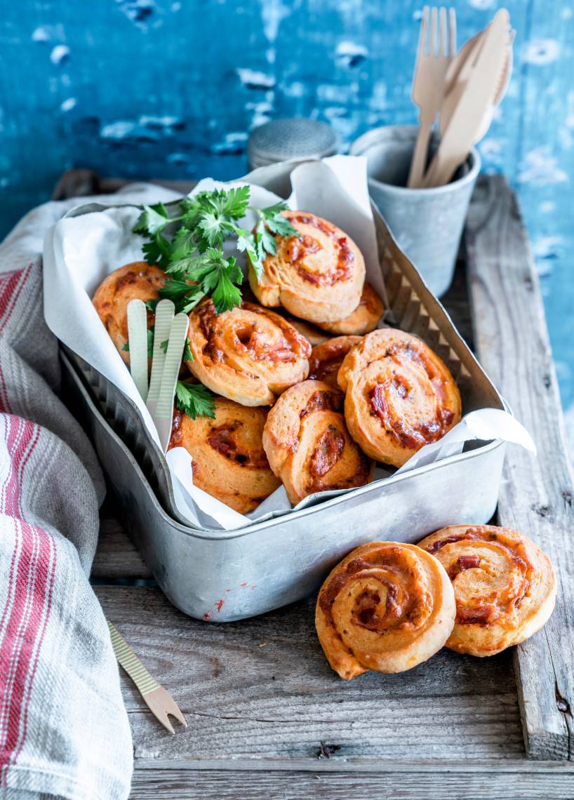 Ślimaczki pizzowe z salami i szynką