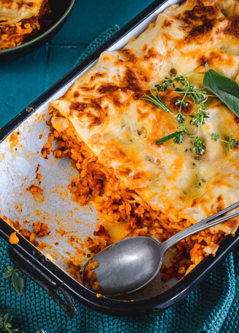 Wegańska lasagne z czerwoną soczewicą