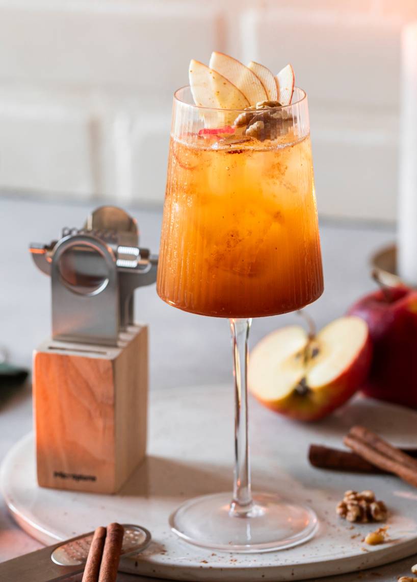 Zimowy spritz jabłkowo-cynamonowy