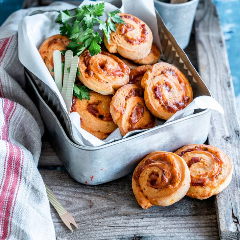 Ślimaczki pizzowe z salami i szynką
